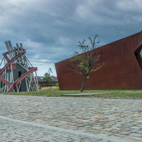 „Bramy” - realizacja rzeźbiarska, wystawa „Drogi do wolności”; Gdańsk