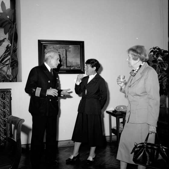 Odsłonięcie gobelinu „Dar Pomorza”. Na zdjęciu kapitan Kazimierz Jurkiewicz, prof. Józefa Wnukowa, prof. Hanna Żuławska, 1979 [I/69/2]