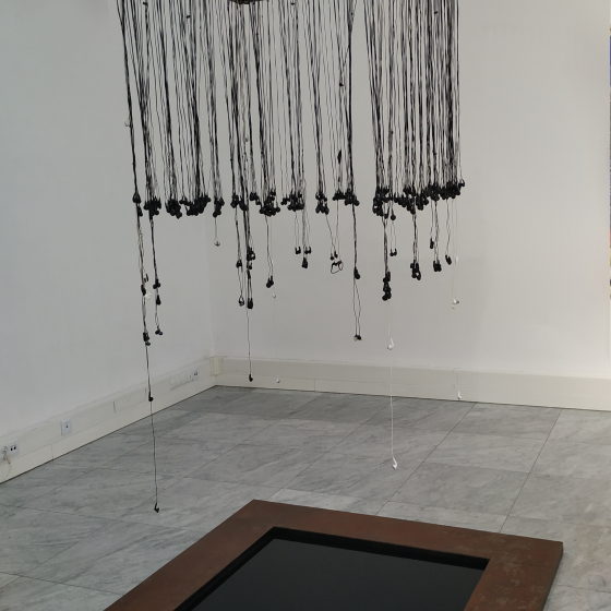 Transgresja, 300-150-150, stal żelazna, nierdzewna, słuchawki douszne, instalacja rozdzielajaca sygnał audio, 2017