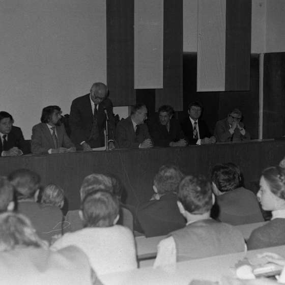 Inauguracja Roku akademickkiego 1981/1982.Na zdjęciu: prof. Stanisław Radwański, prof. Ryszard Semka, prof. Kiejstut Bereźnicki, prof. Franciszek Duszeńko, prof. Adam Haupt, prof. Adam Smolana, prof. Włodzimierz Łajming, prof. Kazimierz Ostrowski[I/96/21]