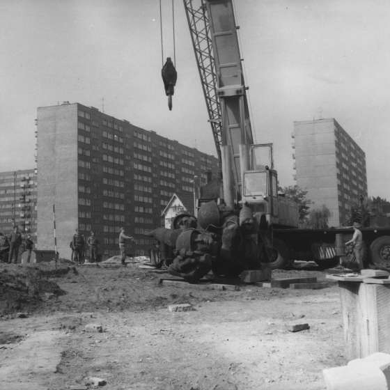 Montaż pomnika - przenoszenie, przy pomocy dźwigu, rzeźby przedstawiającej czterech artylerzystów, na cokół; Toruń; Sierpień 1980 r.; I/A/6/20