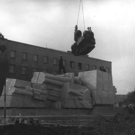 Montaż pomnika - umieszczanie rzeźby przedstawiającej czterech artylerzystów na cokole; Toruń; 1978-1980; I/A/6/36