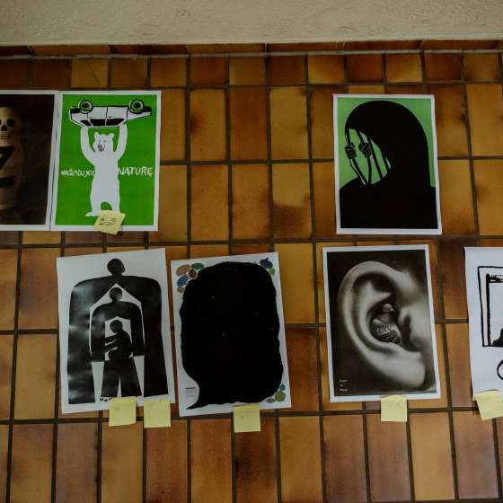 Prof. Tomasz Bogusławski z I nagrodą Międzynarodowego Biennale Plakatu Społeczno-Politycznego  - 2