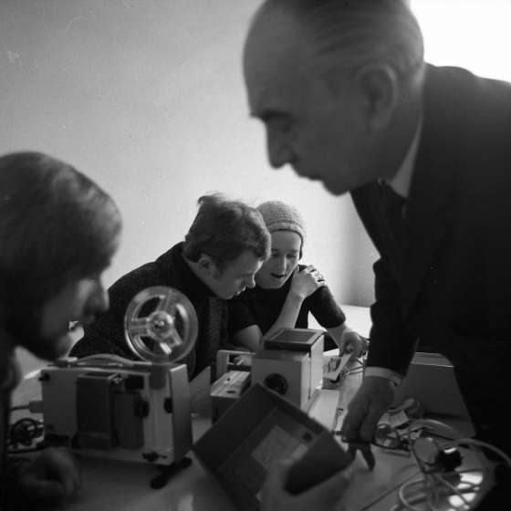 Profesor Witold Frydrych w czasie zajęć (nowe media), 1980 [II/191/1] 