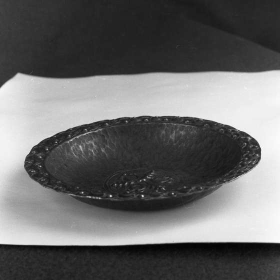 Stanisław Skura-metale kolorowe autor przy pracy, 1960 [X/93/211]