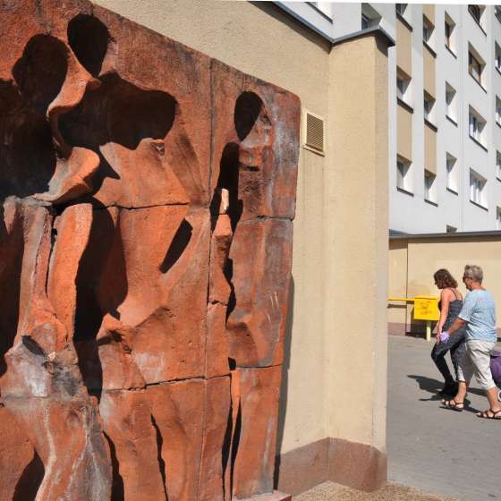 „Futerały” – płaskorzeźba, Projekt Ceramika dla Architektury; Gdańsk