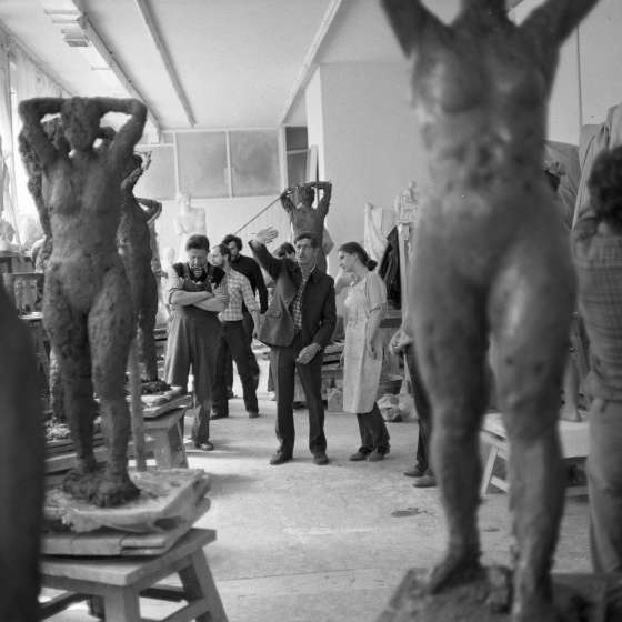 Korekta w pracowni rzeźby prof. Adama Smolany, 1974 [II/178/1]