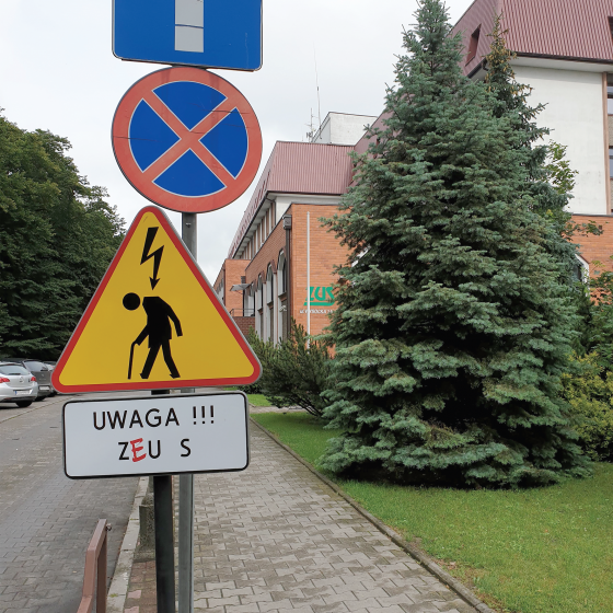 Znak drogowy w przestrzeni publicznej – artystyczna reinterpretacja i analiza