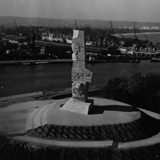 Widok ogólny pomnika na tle kanału portowego, w głębi port gdański; Westerplatte; 1964-1966; I/A/3/154