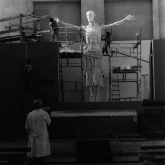 Praca przy gipsowym modelu rzeźby Chrystusa we wnętrzu kościoła – na zdjęciu, tyłem,  autor Franciszek Duszeńko; Gdynia; 1983-1987; I/A/7/8
