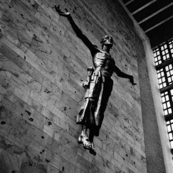 Wnętrze kościoła - brązowa figura Chrystusa na ścianie ołtarzowej; Gdynia; 1983-1987; I/A/7/67