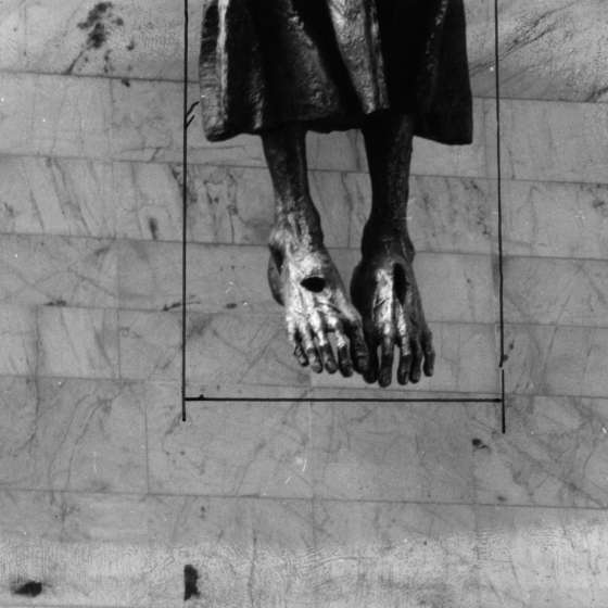 Wnętrze kościoła - brązowa figura Chrystusa na ścianie ołtarzowej - zbliżenie stóp postaci; Gdynia; 1983-1987; I/A/7/72