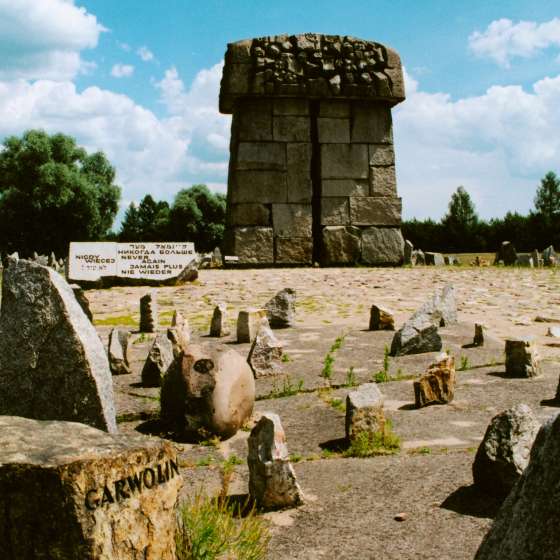 Widok na pomnik - rzeźbę ; Treblinka; 1961-1964; I/A/2/125