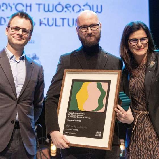 Nagrodę z rąk prezydent Gdańska Aleksandry Dulkiewicz i Jana Peruckiego, przewodniczącego kapituły, odbiera malarz Krzysztof Nowicki