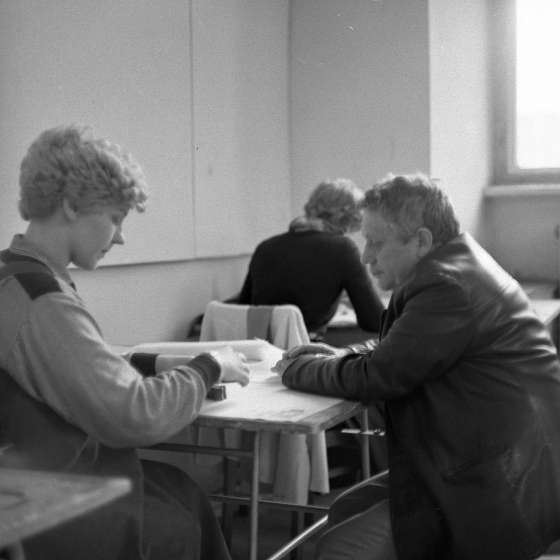 Starszy wykładowca Roman Sznajder w trakcie zajęć (wydział architektury), 1980/1981 [II/185/4]