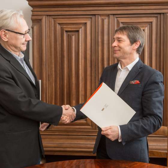 ASP w Gdańsku wydawcą czasopisma Sztuka i DOKUMENTACJA. Podpisanie umowy przez Rektora Krzysztofa Polkowskiego i redaktora naczelnego czasopisma Łukasza Guzka.