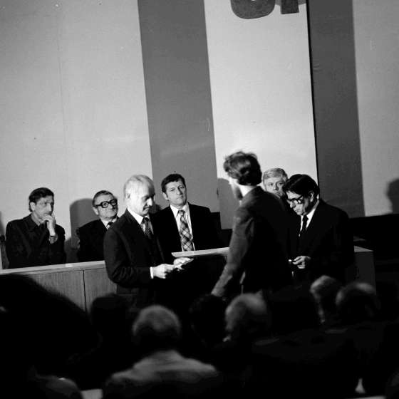 Inauguracja roku akademickiego 1981/1982. Na pierwszym planie: od lewej prof. Franciszek Duszeńko, prof. Ryszard Semka. Za stołem prezydialnym od lewej: prof. Adam Smolana, prof. Włodzimierz Łajming, prof. Edward Sitek, 1981/1982 [I/89/1]