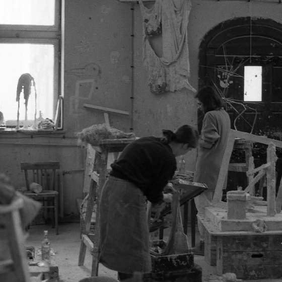 W pracowni rzeźby, lata 80 [III/295/31]
