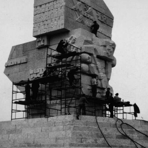 Montaż pomnika - etap końcowy; Westerplatte; 1964-1966; I/A/3/111