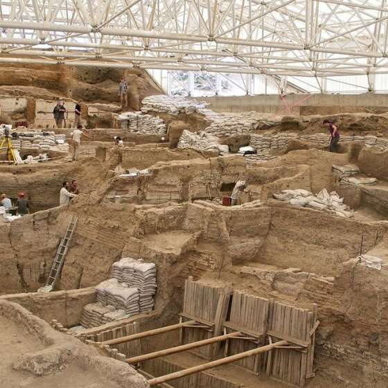Stanowisko Çatalhöyük, Turcja: Widok na relikty zabudowy w jednym z głównych wykopów