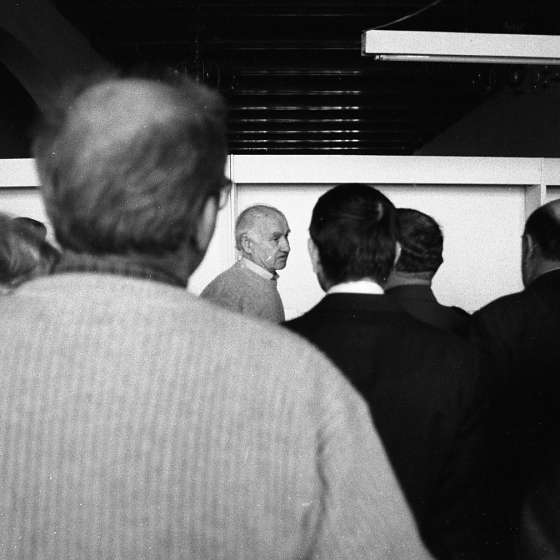 Franciszek Duszeńko prezentuje w Aulii PWSSP w Gdańsku projekt przebudowy cmentarza Poległych Obrońców Westerplatte, ok. 1986 r.