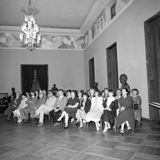 Uroczyste odsłonięcie gobelinów w Filharmonii Pomorskiej w Bydgoszczy. Od lewej dyr. Filharmonii p. Andrzej Szwalbe, prof. Józefa Wnukowa, prof. Kiejstut Bereźnicki, prof. Kazimierz Ostrowski, NN, prof., lata 80. [I/84/7]