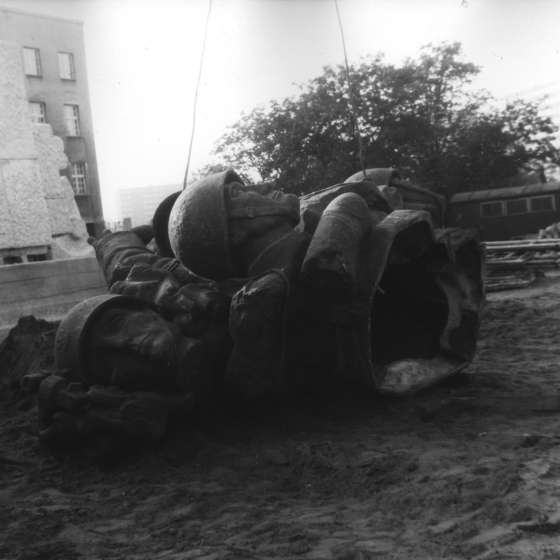Montaż pomnika - przenoszenie, przy pomocy dźwigu, rzeźby przedstawiającej czterech artylerzystów, na cokół; Toruń; Sierpień 1980 r.; I/A/6/25