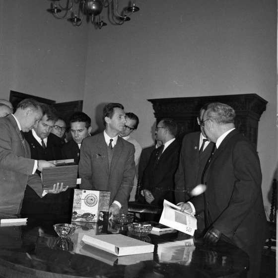 Wizyta delegacji z Leningradu (Instytut Sztuki), Rektor Rajmund Pietkiewicz wręcza gościom prezenty w tym album o PWSSP, 1969 [I/161/15]
