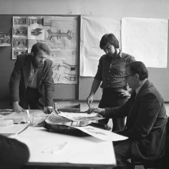 Ad. Lech Tempczyk (wydział architektury – obecnie profesor) w czasie zajęć, 1980 [II/191/5] 