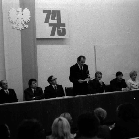 Inauguracja roku 1974/1975. Na zdjęciu od lewej: dr Jerzy Adam, prof. Włodzimierz Padlewski, prof. Ryszard Semka, prof. Bolesław Petrycki, prof. Władysław Jackiewicz, prof. Jerzy Zabłocki, prof. Adam Smolana, Cecylia Grzegorkiewicz, Edward Bober [I/27/5]