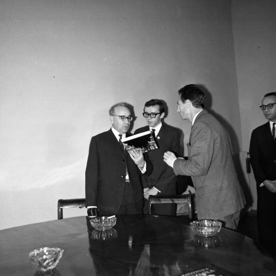 Wizyta gości z Leningradu. Na zdjęciu rektor Rajmund Pietkiewicz wręcza album o PWSSP, 1969 [III/39/3]