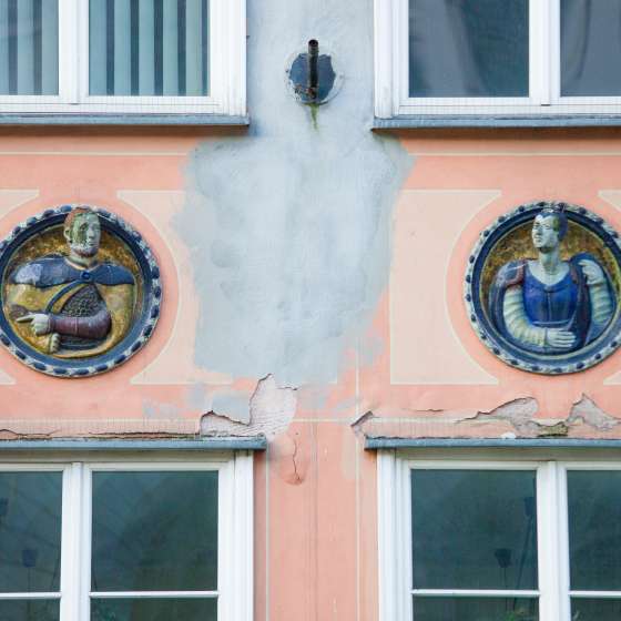Zespół dekoracji malarskich i rzeźbiarskich fasad kamienic przy ulicy Długiej i Długim Targu