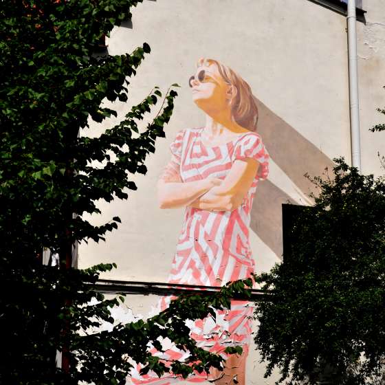 „Turystka” – mural, Artloop Festival; Sopot