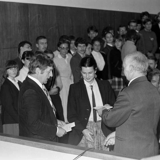 Inauguracja Roku akademickkiego 1981/1982. Na zdjęciu od lewej: prof. Włodzimierz Łajming, studentka Hanna Nowicka, prof. Franciszek Duszeńko, 1981/1982 [I/96/28]